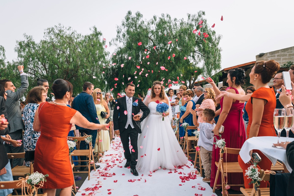 Salida novios pétalos