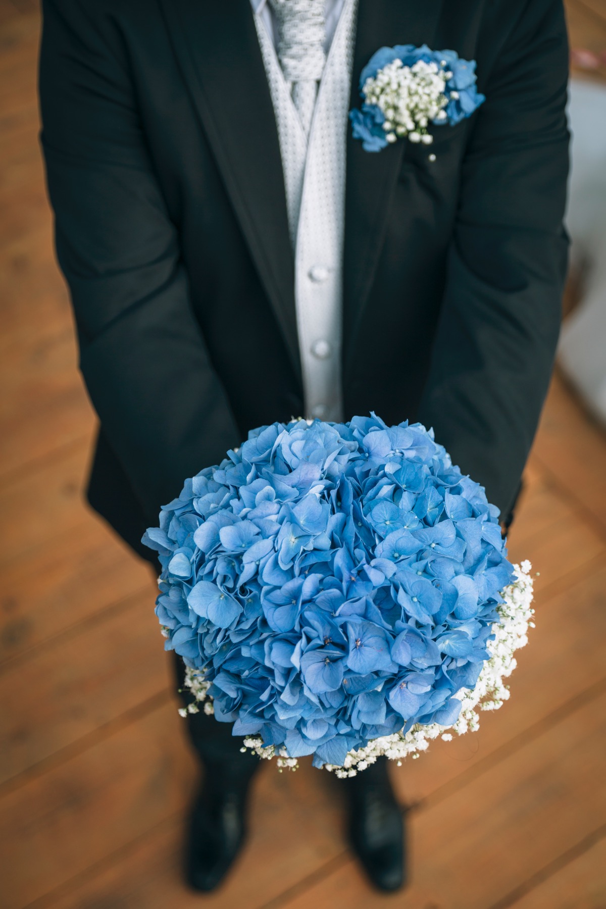 Novio y ramo flor de mundo